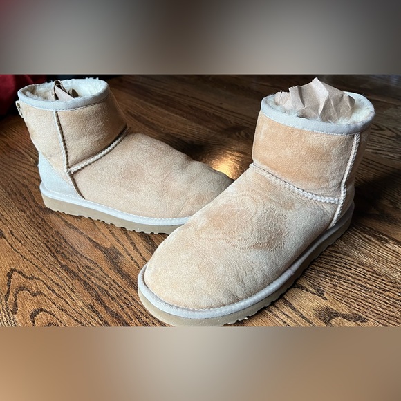 UGG Australia Boots - Picture 3 of 8